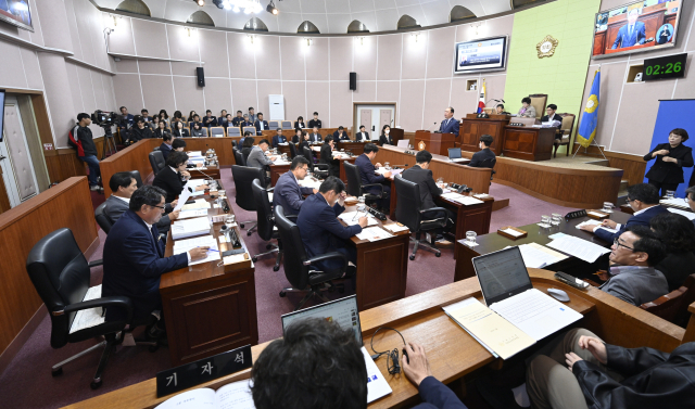 7일 열린 거제시의회 제258회 임시회 2차 본회의에서 거제시 자체 민생회복지원금 지급에 필요한 250억 원 규모 추가경정예산안이 원안 가결됐다. 사무국 제공