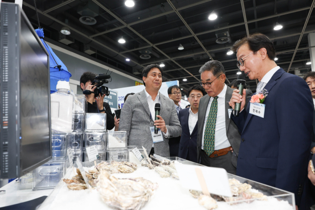 전재수 해양수산부 장관이 7일 서울 서초구 aT센터에서 열린 ‘2025 수산양식박람회’에서 전시 부스를 살펴보고 있다. 해수부 제공