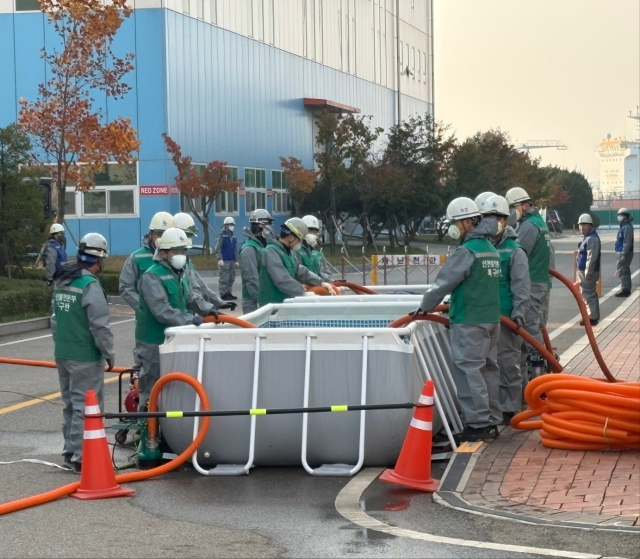 지역난방용 고온수 누출로 인한 싱크홀 내부에 긴급배수를 시행하고 있다. 중부발전 제공