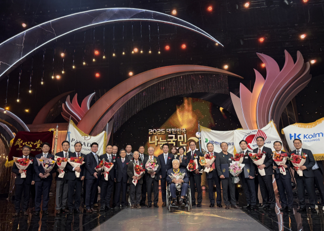 한국전력이 7일 KBS 신관에서 열린 제14회 ‘대한민국 나눔국민대상 시상식’에서 대통령표창을 수상하며 국민 복지 증진과 지역사회 발전에 기여한 공로를 인정받았다. 수상자 단체사진(오른쪽에서 두 번째 한전 김정국 노사협력처장). 한전 제공