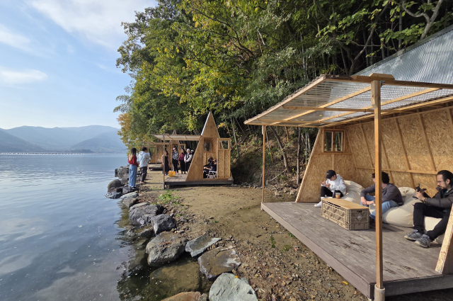 경남 옥계마을의 ‘어토피아 1-Day 체류행사’에서 외국인 관광객이 해양치유 프로그램을 안내받고 있다. 어촌어항공단 제공