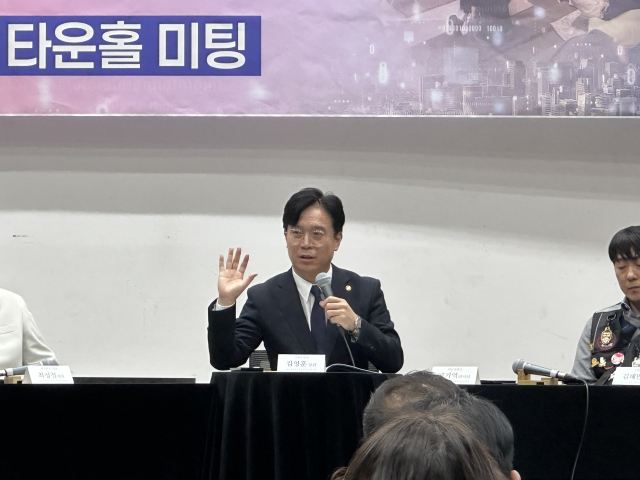 김영훈 고용노동부 장관이 지난 5일 부산 사상구 사상인디스테이션에서 열린 타운홀 미팅에 참석해 지역 노동자들의 발언을 듣고 답변하고 있다. 부산노동포럼 제공