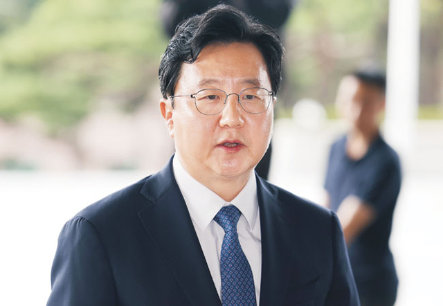 정진우 서울중앙지검장이 지난 7월 4일 서울 서초구 서울중앙지검 청사로 출근하면서 취재진 질문을 받고 있다. 연합뉴스