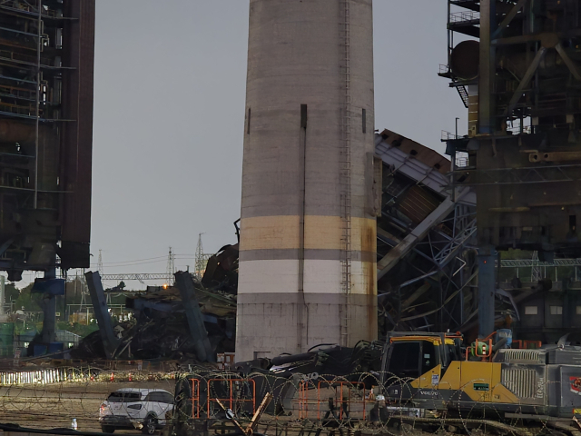 붕괴 위험을 감지하는 경보가 울리면서 119구조대와 울산시·발전소 관계자가 안전지대로 긴급 대피했다. 김현우 기자