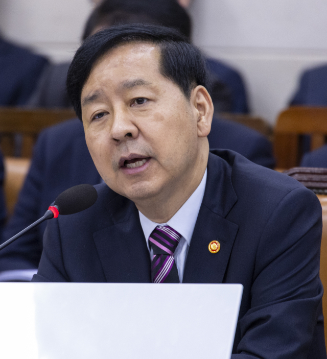 구윤철 부총리 겸 기획재정부 장관이 지난달 14일 국회 기획재정위에서 열린 ‘2025년도 기획재정부 조세 분야 국정감사’에서 상속세 관련 의원 질의에 답하고 있다. 연합뉴스