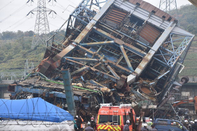 9일 오전 울산화력발전소 보일러 타워 5호기 붕괴 현장에서 구조대원들이 잔해 속 매몰자 수색 작업을 벌이고 있다. 김태권 기자