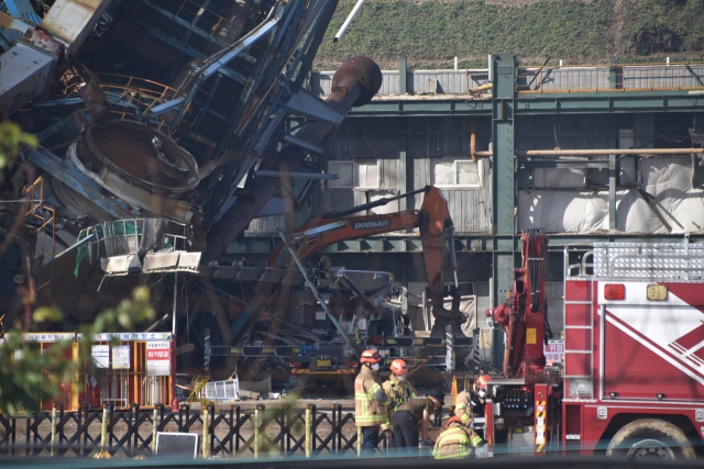 9일 오전 울산화력발전소 보일러 타워 붕괴 현장에서 구조대원들이 수색 작업을 논의하고 있다. 무너진 거대한 철골 구조물이 종잇장처럼 구겨져 이번 붕괴 사고의 참혹한 현장 상황을 보여준다. 김태권 기자