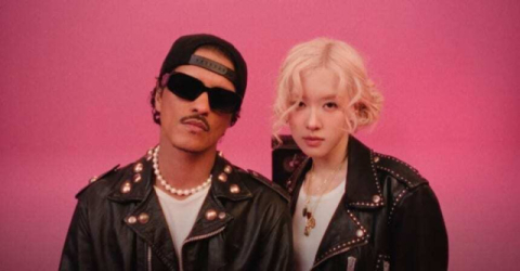 블랙핑크 로제(오른쪽)와 함께 아파트를 부른 팝 스타 브루노 마스. 연합뉴스