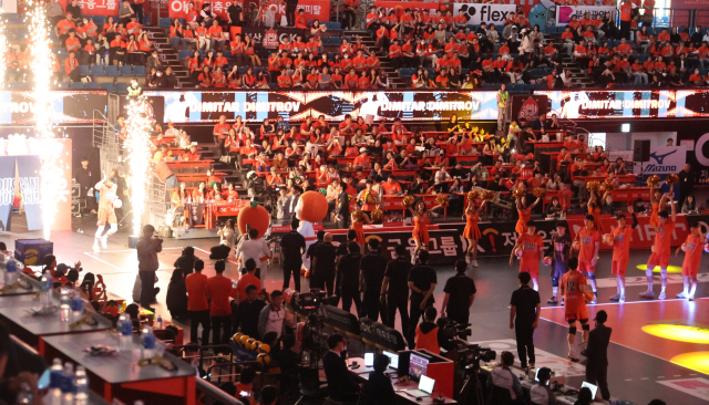 9일 부산 강서구 강서실내체육관에서 열린 프로배구 V리그 남자부 OK저축은행 읏맨과 대한항공 점보스의 경기에서 홈개막 행사가 진행되고 있다. 이재찬 기자 chan@