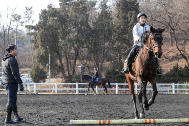 학생들에게 승마를 가르치고 있는 승마지도사. 한국마사회 제공