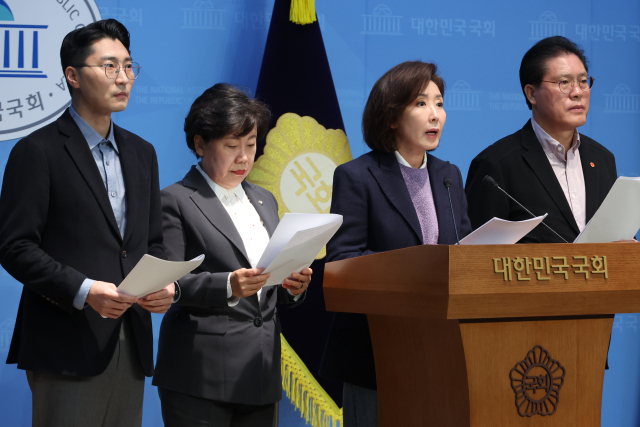 국민의힘 소속 국회 법제사법위원회 의원인 박준태(왼쪽부터)·조배숙·나경원·송석준 의원이 9일 서울 여의도 국회 소통관에서 검찰의 대장동 개발 비리 사건의 항소 포기에 대한 대통령실 개입 등 '윗선 지시' 의혹을 제기하고 있다. 연합뉴스