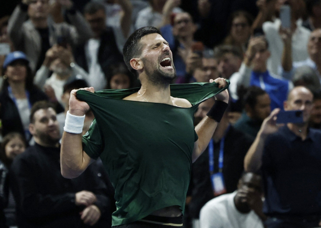 노바크 조코비치가 9일 반다제약 헬레닉 챔피언십에서 우승한 뒤 기뻐하고 있다. EPA연합뉴스