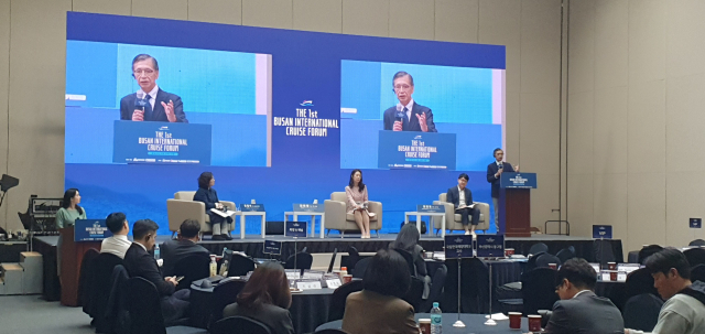 지난 7일 부산국제전시컨벤션센터(BPEX)에서 열린 제1회 부산국제크루즈포럼 두 번째 세션에서 다나카 사부로 일본항만연구재단 크루즈연구소장이 발제 후 전문가들과 토론하고 있다. 국립한국해양대 크루즈교육연구센터 제공