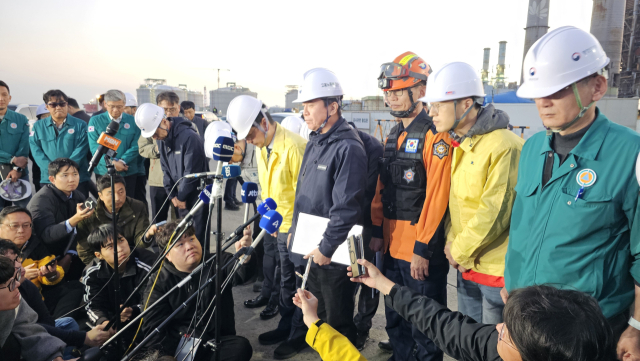 울산화력발전소 보일러 타워 붕괴 사고 나흘째인 9일 오후 김영훈 고용노동부 장관이 현장 브리핑을 열고 “사고 수습 책임자로서 송구스럽다”며 구조 작업과 관련된 내용을 설명하고 있다. 김태권 기자