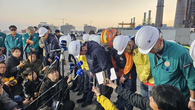 울산화력발전소 보일러 타워 붕괴 사고 나흘째인 9일 오후 김영훈 고용노동부 장관이 현장 브리핑에서 침통한 표정으로 고개 숙이고 있다. 김태권 기자