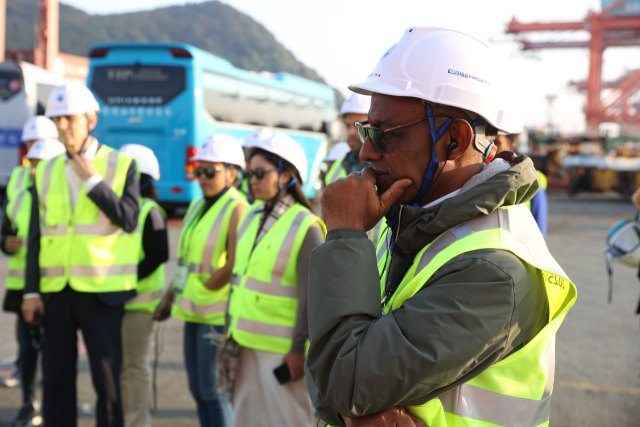 ‘2025년 선박 온실가스 감축 규제 대응 역량 교육(GHG-SMART 교육 프로그램)’ 참여자들이 지난 6일 부산항 신선대 부두에서 한국의 항만 기술산업 현장을 탐방하는 모습. KOMSA 제공