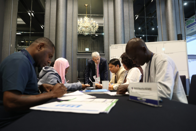 ‘2025년 선박 온실가스 감축 규제 대응 역량 교육(GHG-SMART 교육 프로그램)’ 참여자들이 지난 5일 부산 라발스호텔에서 국가행동계획(NAP) 개발에 대한 그룹 미션을 수행 중인 모습. KOMSA 제공