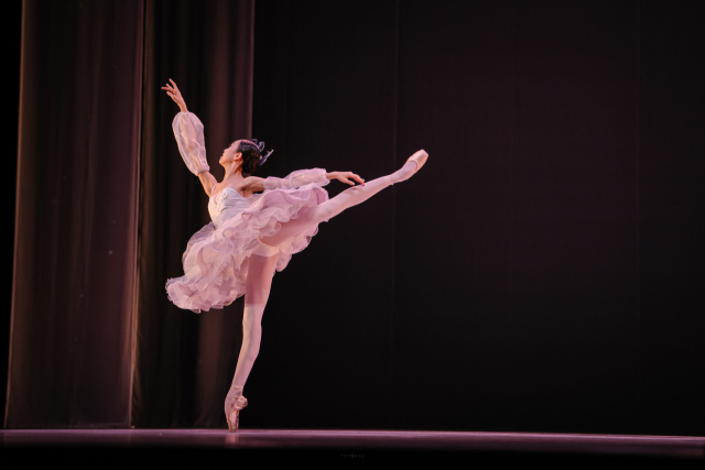 지난해 영화의전당 하늘연극장에서 선보인 부산오페라하우스 발레단의 ‘샤이닝 웨이브’ 공연 모습. 부산일보DB