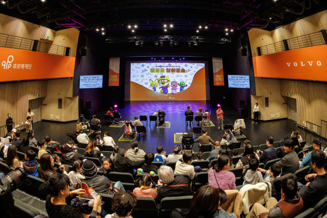 볼보자동차코리아의 ‘뽀로로 싱어롱쇼’ 진행 모습. 볼보차코리아 제공