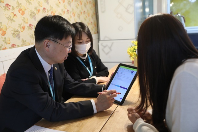 안형준 국가데이터처장이 대전 서구의 가정을 방문해 인구주택총조사 현장을 점검하고 있다. 국가데이처 제공