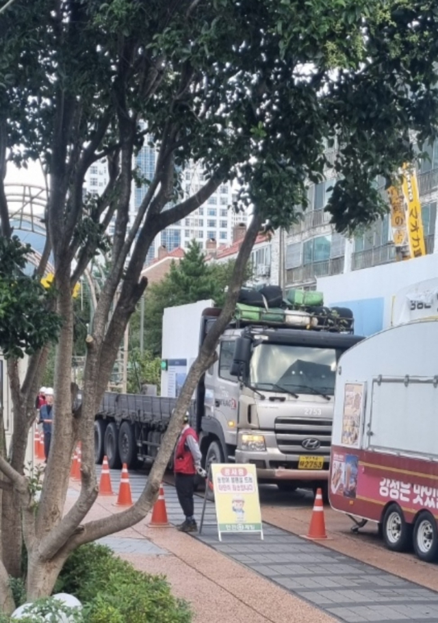 지난달 15일 공사 차량이 미포광장을 무단 이용하는 일이 발생했다. 해운대를 사랑하는 시민단체 제공