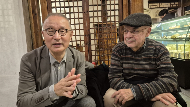 재독 작곡가 심근수 선생이 지난 8일 서울 종로구 인사동 경인갤러리에서 인터뷰하고 있다. 오른쪽은 그의 음악적 동반자인 작곡가 게르하르트 슈태블러 씨. 박석호 기자