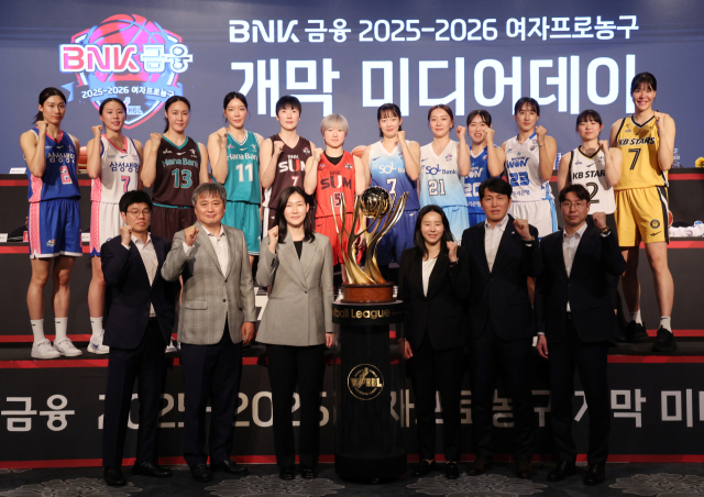 10일 서울 강서구 메이필드 호텔 메이필드 볼룸에서 열린 BNK금융 2025-2026시즌 개막 미디어데이에서 선전을 다짐하는 구단 감독과 선수들 모습. 연합뉴스