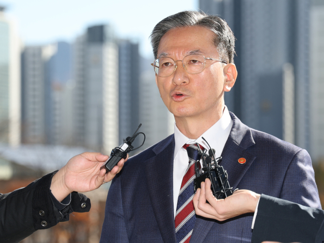 정성호 법무부 장관이 10일 정부과천청사 법무부로 출근하며 검찰의 '대장동 항소 포기' 결정과 관련한 입장을 밝히고 있다. 연합뉴스