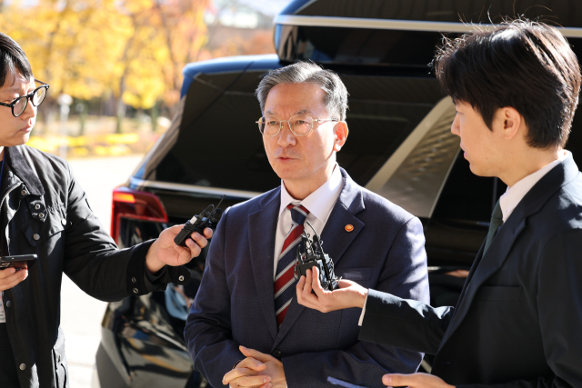 정성호 법무부 장관이 10일 오전 정부과천청사 법무부로 출근하며 검찰의 ‘대장동 항소 포기’ 결정과 관련한 입장을 밝히고 있다. 연합뉴스