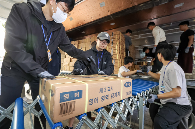 2026학년도 대학수학능력시험을 사흘 앞둔 10일 부산 동래구의 한 학교에서 교육청 관계자들이 도착한 수능 문답지를 보관 장소로 옮기고 있다. 김종진 기자 kjj1761@