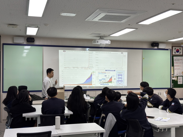부산해상풍력발전은 지난 5일 부산 기장군 부산중앙중학교에서 과학동아리 학생들을 대상으로 국립해양과학관 이범석 선임연구원이 해양 기후 변화와 신재생에너지 전환 및 확대의 중요성에 대한 교육을 진행했다. 부산해상풍력발전 제공