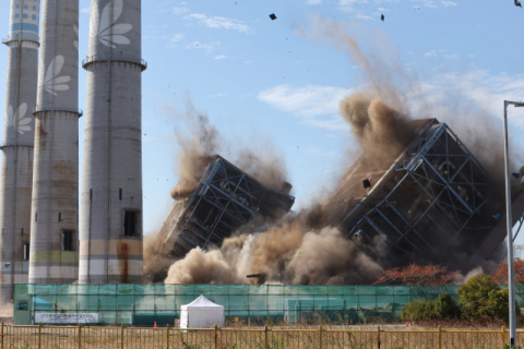[속보] 울산화력 타워 4·6호기 발파 완료…안전 확인 후 구조작업 예정