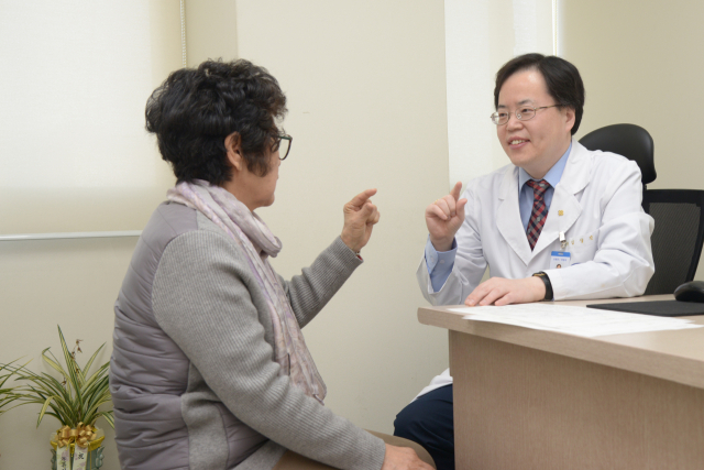 인제대부산백병원 김상진 신경과 교수가 진료실에서 환자를 치료하고 있다. 인제대부산백병원 제공