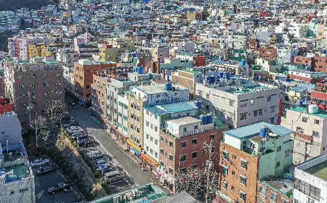 부산 서구 충무동의 성매매집결지였던 속칭 ‘완월동’ 일대 모습. 김종진 기자 kjj1761@