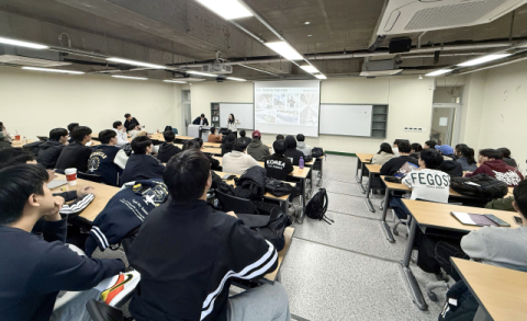 ‘항공정비사의 진로설계와 취업 전략’ 특강에 집중하는 학생들.