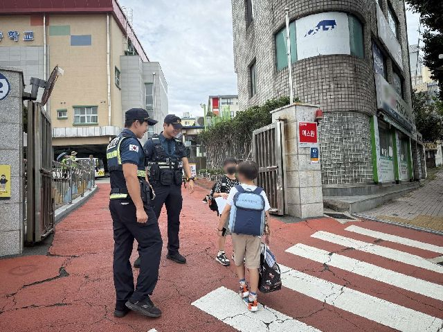 전국적으로 유괴 시도 등 아동 대상 범죄가 잇따르면서 아동보호구역 확대와 관리 강화를 위해 관련 조례 제정 움직임이 이어지고 있다. 사진은 9월 15일 부산 남구의 한 초등학교 교문 앞에서 경찰이 등하굣길 순찰을 실시하는 모습. 부산경찰청 제공