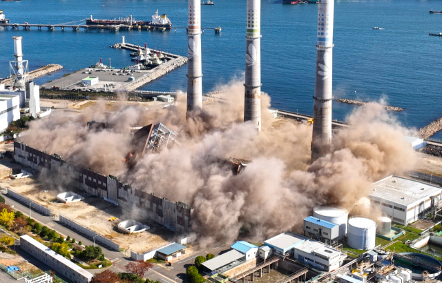 울산화력발전소 보일러 타워 붕괴 사고 엿새째인 11일 오전 발전소 보일러타워 4호기 6호기가 발파 해체 되고 있다. 소방당국은 발파 4호기 6호기 발파 직후 8개팀 70여명을 투입해 붕괴 사고가 난 5호기 주변으로 수색을 벌일 예정이다. 연합뉴스