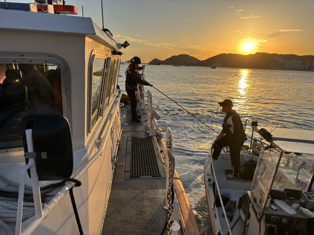 11일 오후 4시 10분께 부산 영도구 흰여울문화마을 앞 해상에서 모터보트 1대가 갯바위에 좌초돼 해경에 구조됐다. 부산해양경찰서 제공