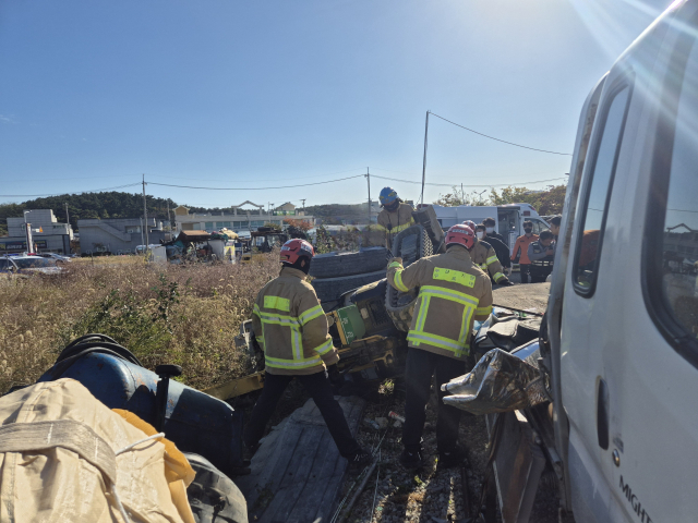 11일 부산 기장군 장안읍의 한 야외 주차장에서 60대 남성이 자신이 몰던 굴착기에 깔려 숨졌다. 부산소방재난본부 제공