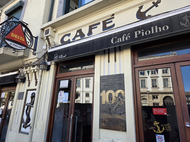 포르투갈 포르투시는 역사·문화·사회적 가치를 지닌 상점과 단체를 공식 지정하고 지원한다. 1909년 개점해 100년이 넘은 상점이라는 인증 마크가 붙어있는 카페 도오루의 외부 모습.