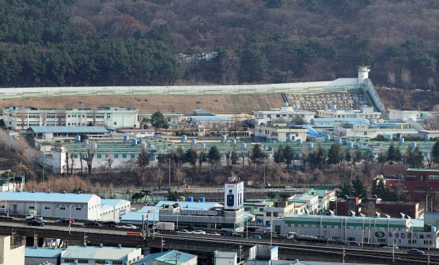 부산구치소에서 20대 미결수가 숨진 배경에는 교정당국의 관리 공백이 있었다는 지적이 나온다. 부산 사상구 주례동 부산구치소 전경. 정종회 기자 jjh@
