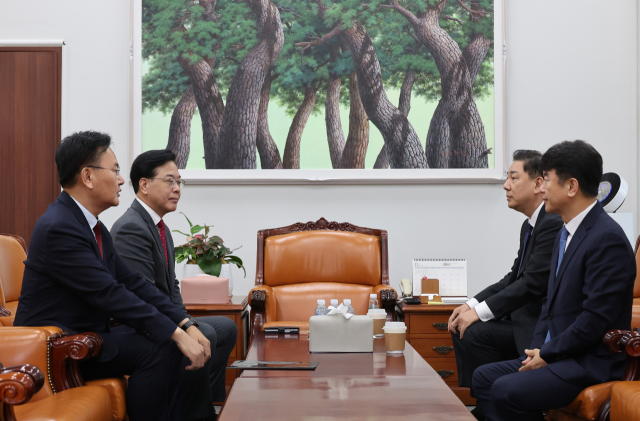 더불어민주당 김병기 원내대표와 문진석 원내수석부대표, 국민의힘 송언석 원내대표와 유상범 원내수석부대표가 11일 서울 여의도 국회에서 만나 대화하고 있다. 연합뉴스