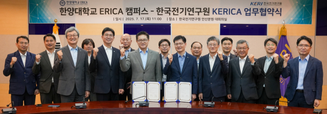 지난 7월 한국전기연구원(KERI)과 한양대 ERICA가 ‘KERICA 사업 추진을 위한 업무협약’을 체결했다(왼쪽부터 이기정 한양대 총장, 김남균 KERI 원장). KERI 제공