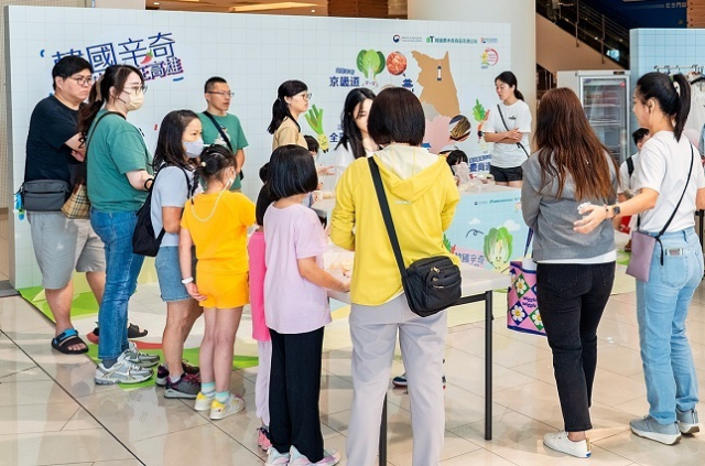 농림축산식품부와 한국농수산식품유통공사(aT)는 지난 8~9일 대만 가오슝 SKM 파크 쇼핑몰에서 대만 소비자들에게 한국의 다양한 김치를 소개하는 행사를 진행했다고 11일 밝혔다. aT 제공