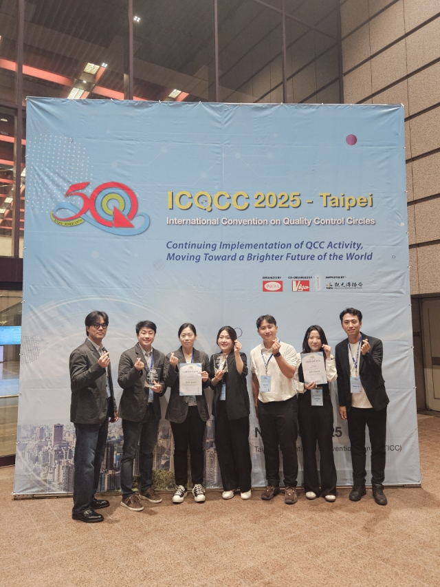 대만 타이베이에서 열린 ‘2025 국제품질분임조대회(ICQCC)’에서 한국중부발전 보령발전본부(에너지맨 분임조), 서울발전본부(회전자 분임조)가 금상 수상 후 기념사진을 촬영하고 있다. 중부발전 제공