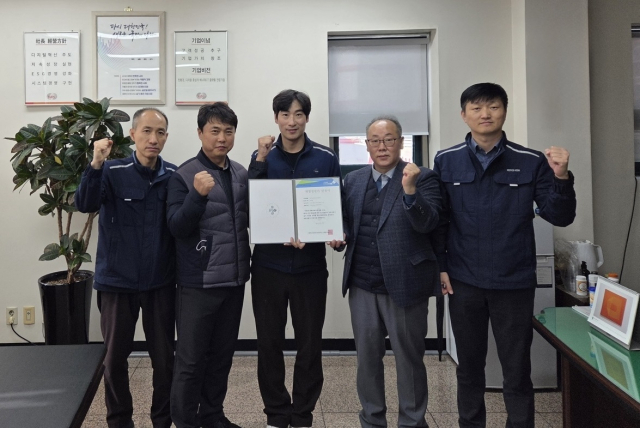 한전KDN 인천사업처 직원들이 ‘위험성평가 우수사업장 인정서’ 취득 기념사진을 촬영하고 있다. 한전KDN 제공