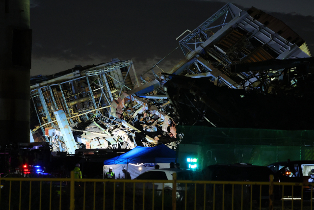 울산화력발전소 보일러 타워 붕괴 사고 엿새째인 11일 오후 보일러타워 5호기 부근에서 야간 수색작업이 진행되고 있다. 연합뉴스