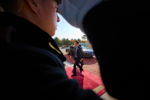 대통령실은 이재명 대통령이 10일 용산 대통령실로 출근하는 모습을 11일 SNS에 공개했다. 연합뉴스