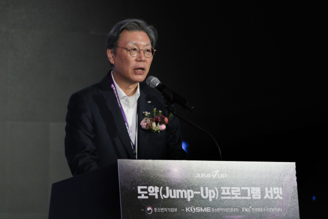 김창범 한국경제인협회 부회장이 지난 3일 서울 영등포구 FKI타워 컨퍼런스센터에서 열린 ‘도약(Jump-Up) 프로그램 서밋’에 참석해 인사말을 하고 있다. 연합뉴스