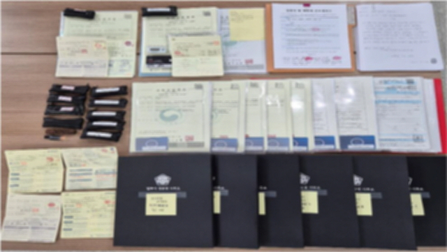 범죄 조직이 사용한 대포통장과 법인 사업자 등록증. 부산경찰청 제공
